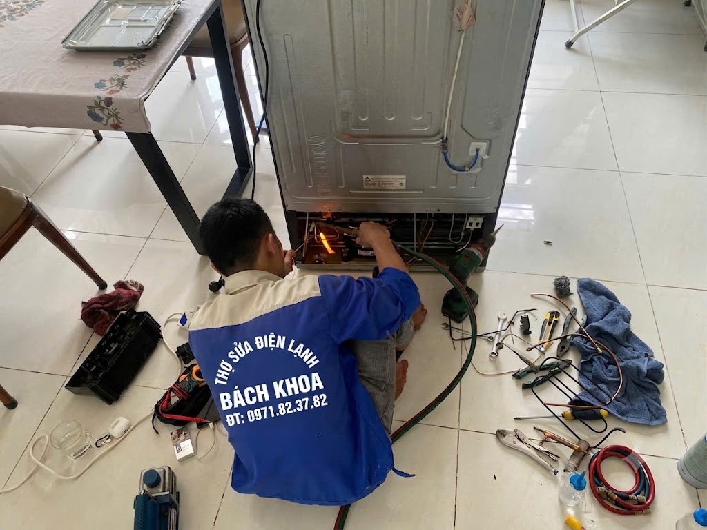 thợ sửa tủ lạnh TPHCM đang sửa chữa tại nhà khách