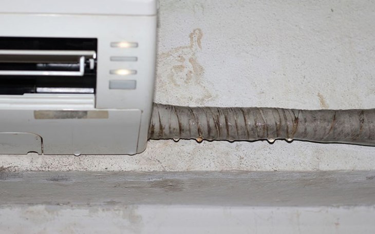 sửa máy lạnh bị rò nước trong phòng