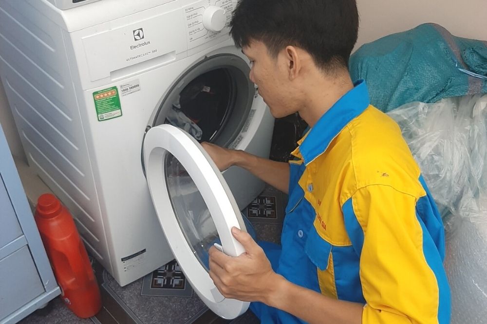 đánh giá sự cố trước khi quyết định nên tự sửa máy giặt hay gọi thợ chuyên nghiệp