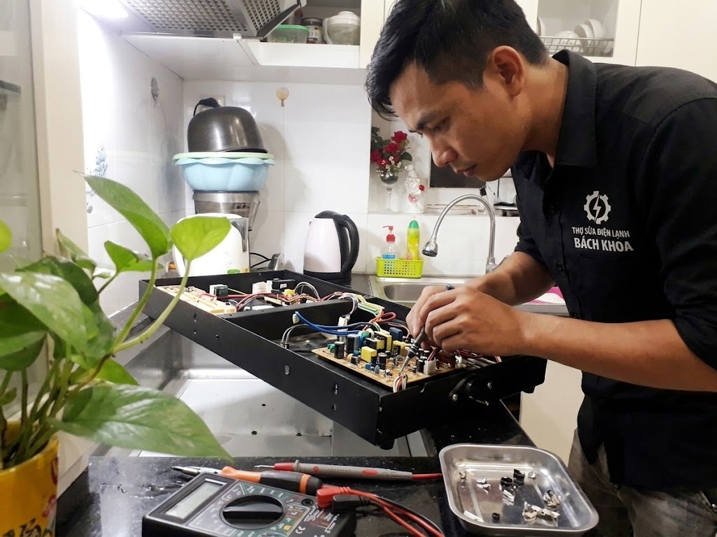 thợ sửa lỗi bếp từ bị cháy cầu chì chuyên nghiệp