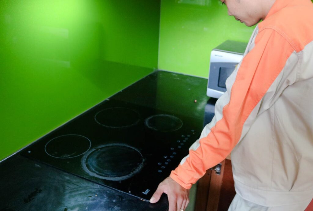 sửa lỗi bếp từ tự ngắt khi đang nấu tại nhà