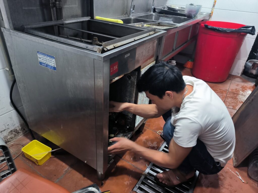 công việc hàng ngày của thợ điện lạnh